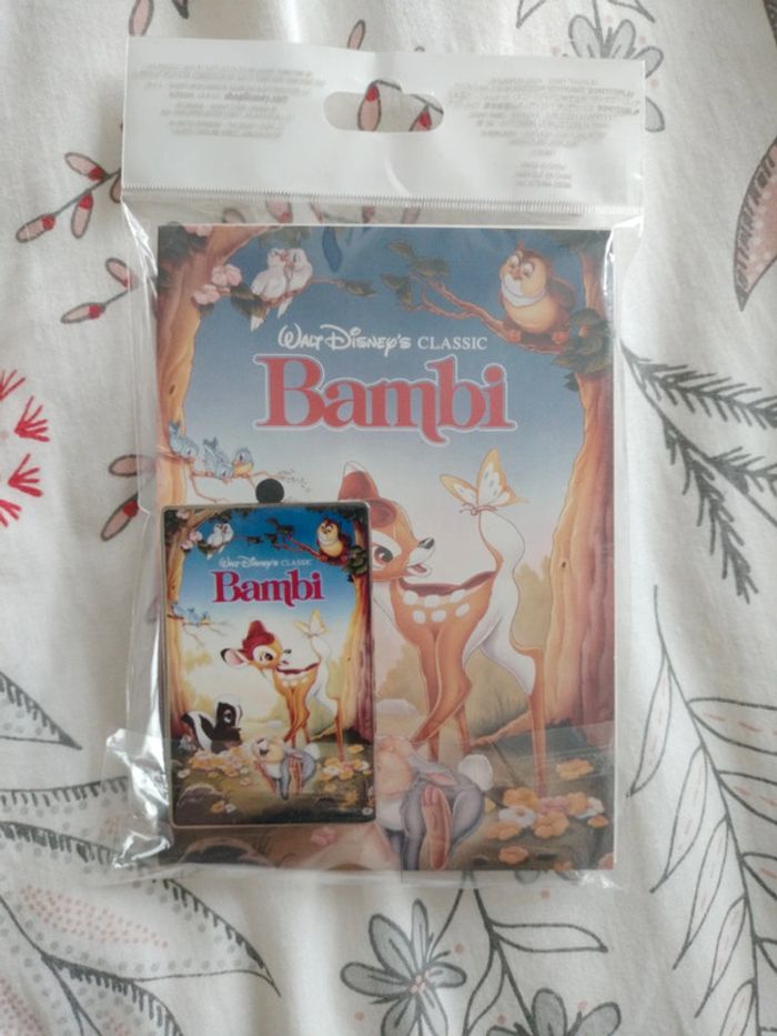 Pin's Bambi et Dumbo + cartes postales