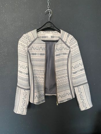 Veste blanc cassé et motifs gris