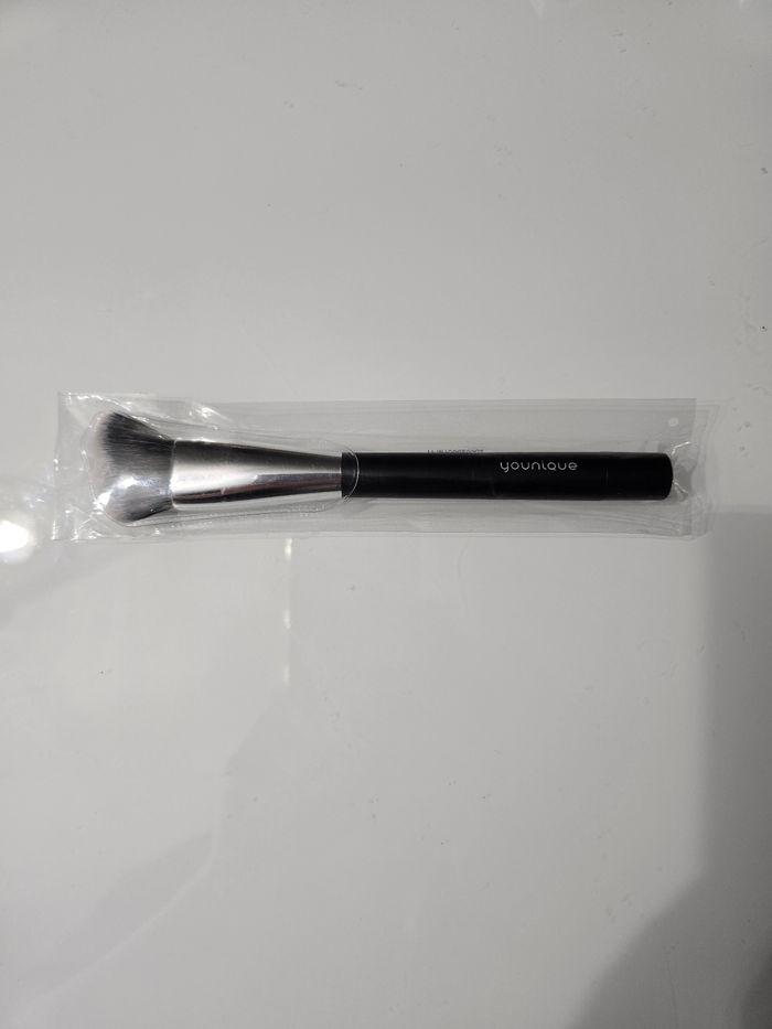 Pinceau 4 en 1 Younique neuf