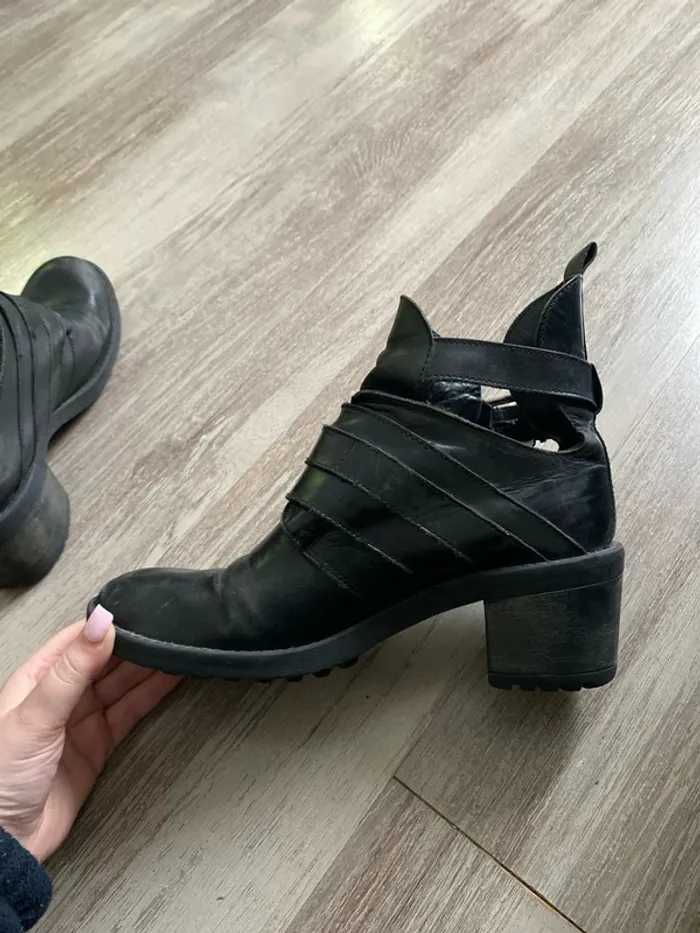 Boots en cuir à sangles noires - photo numéro 6