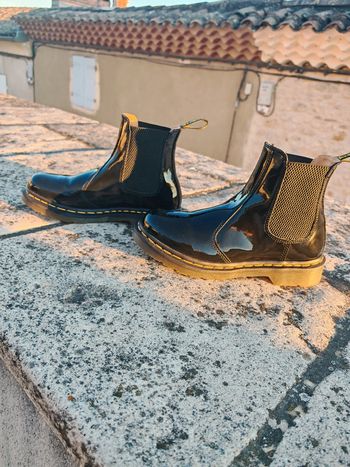 Bottes Dr. Martens 2976 Chelsea en cuir verni noir, taille 39.
