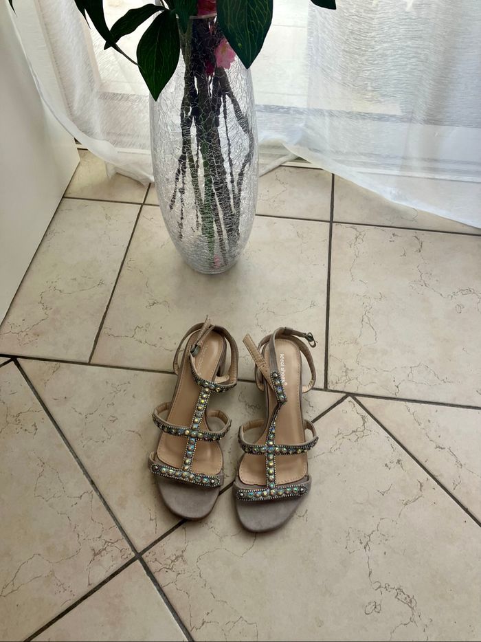 Chaussures à petits talons avec strass T.40 - photo numéro 2
