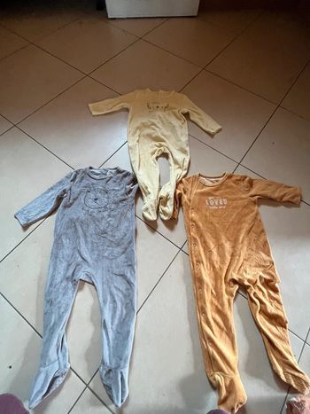 Lot de 3 Pyjama taille 18 mois (taille comme du 80 cm )