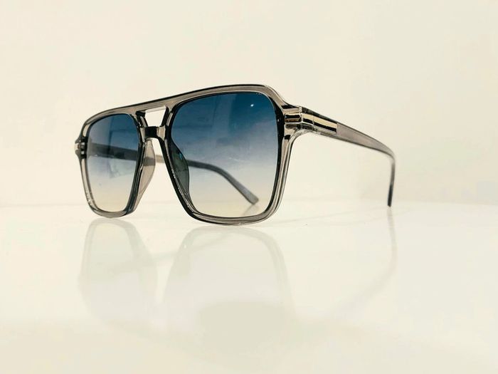 Lunette de soleil mixte grise verres bleus dégradés UV protection catégorie 2 - photo numéro 4