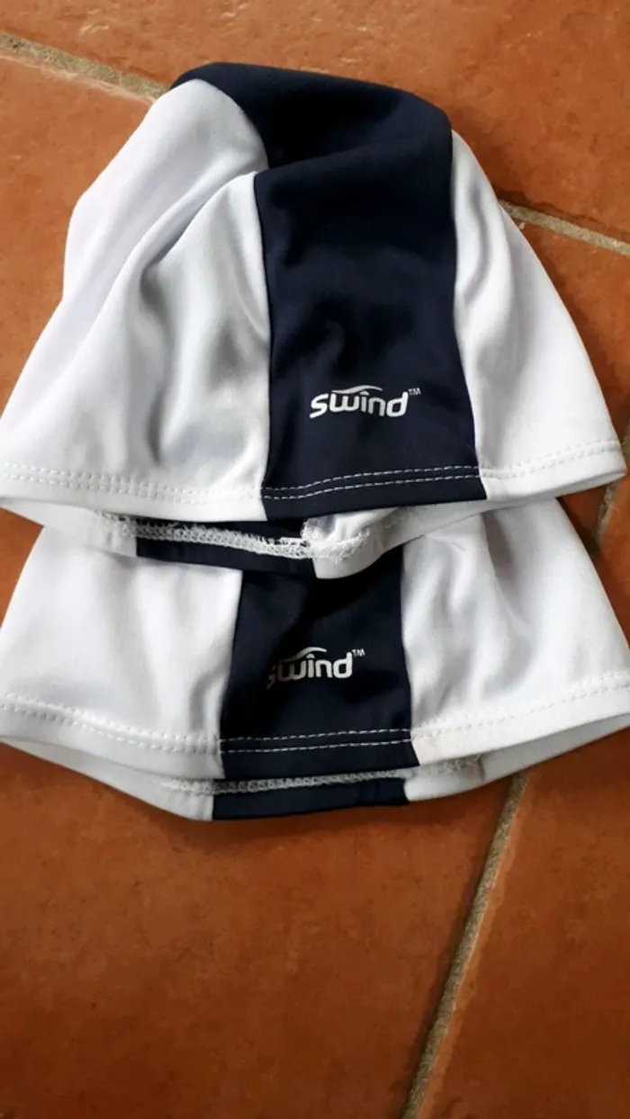 2 bonnets de bain