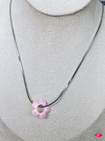 Collier fleur nacrée pastel sur chaîne fine inspiration Lou yetu