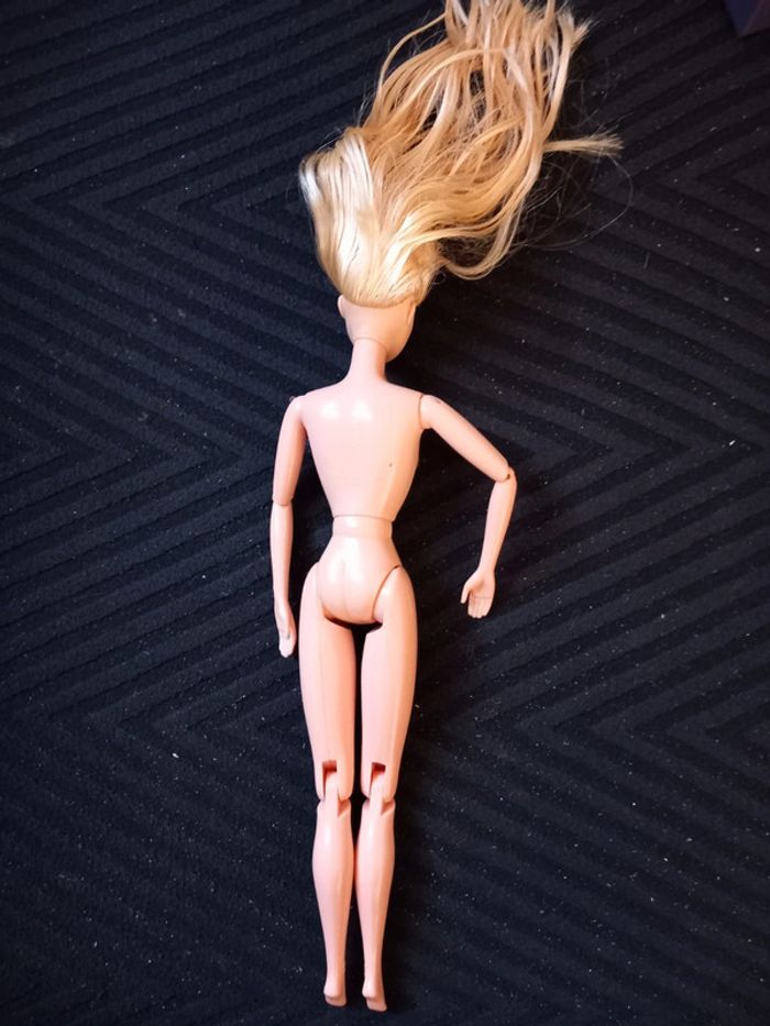 Barbie articulée avec vernis vintage - photo numéro 9