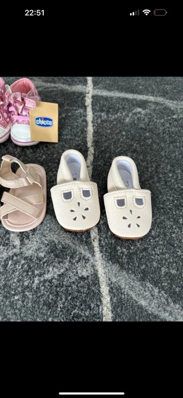 Lot de 4 paires de chaussures taille 0-3 mois et 15 pour la Chicco - photo numéro 2