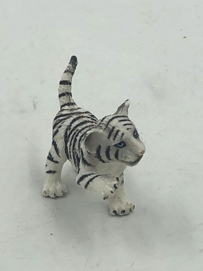 Figurine bébé tigre blanc Bullyland 5 cm - photo numéro 2