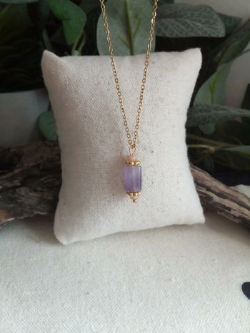 Collier talisman en pierres d'améthyste et pierres du soleil.
