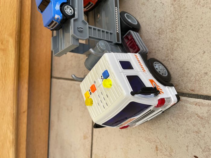 Camion sonore et ses 4 voitures (piles incluses) - photo numéro 2