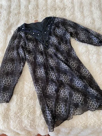 Jolie robe à motif avec col en perle