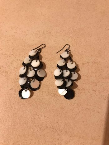 Boucle d’oreille noir et blanche