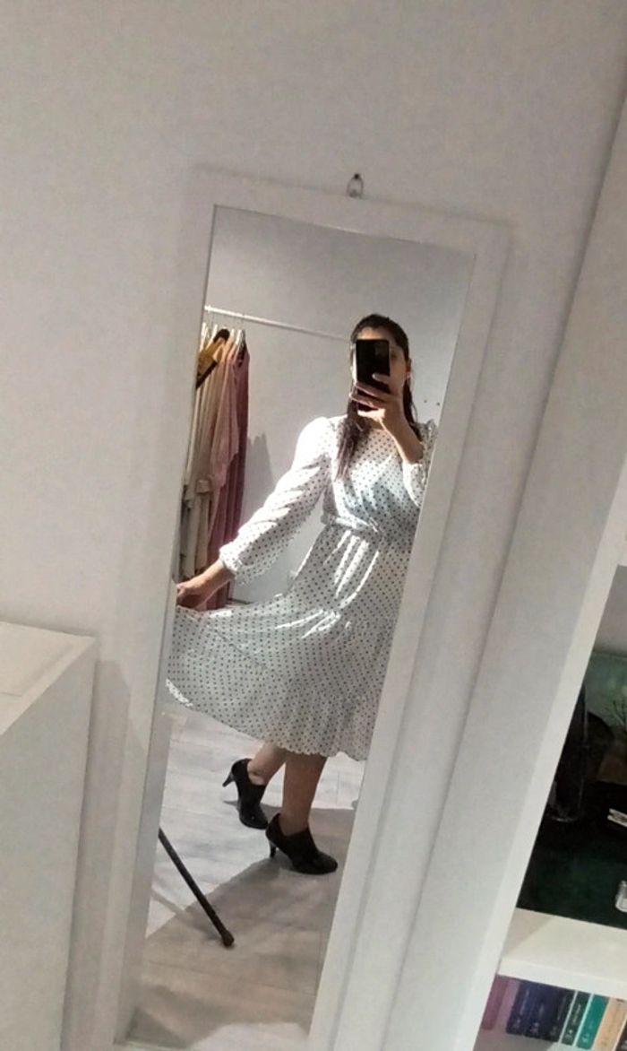 Jolie robe blanche à  pois noirs