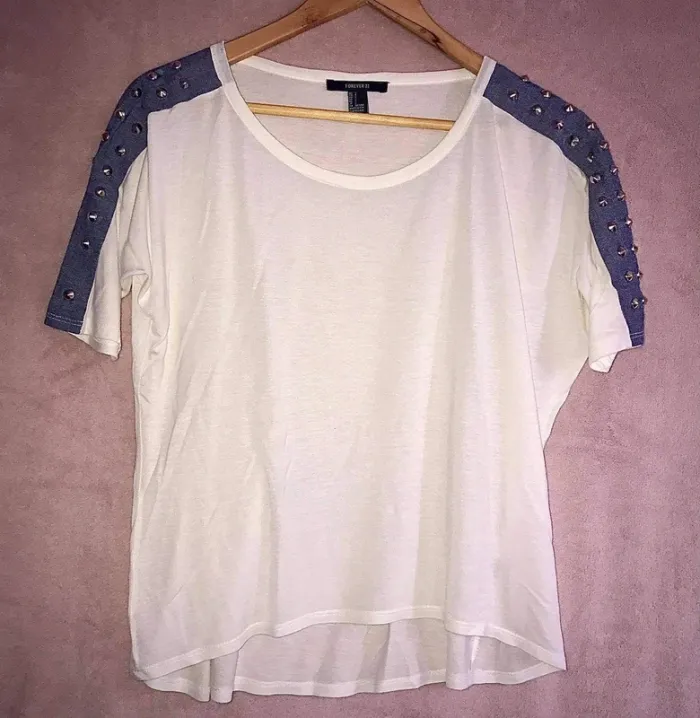 T-shirt blanc avec détails cloutés sur les épaules T36 - Forever 21 🤍