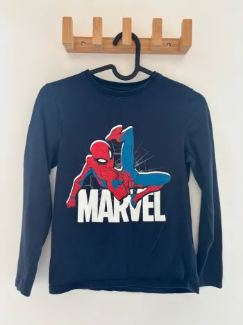 T-shirt Spiderman manches longues C&A – 134 cm, fan de Marvel, très bon état