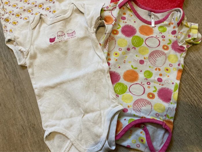 Lot 5 body 9 mois - photo numéro 4