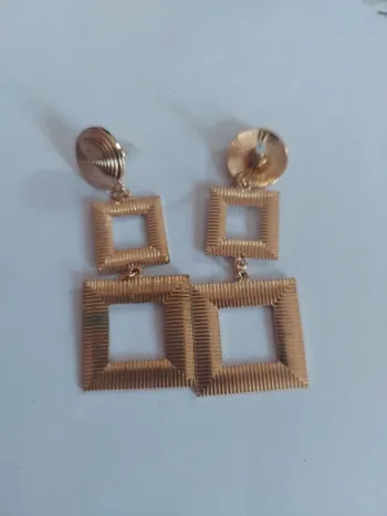 Boucle d'oreille carré dorée