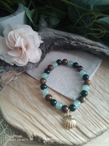 Bracelet en pierres avec coquillage doré