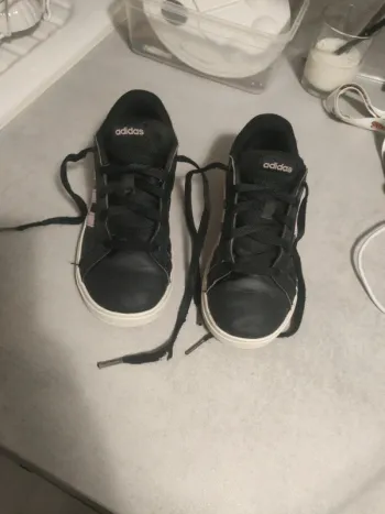 Basket noir et rose adidas taille 33