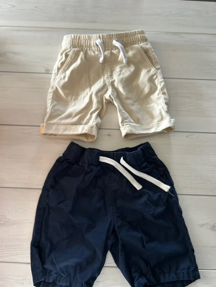 Lot de 2 short beige et bleu marine 5 ans