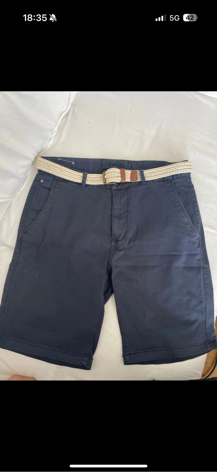 Short avec ceinture marine, neuf sans étiquette , T . M