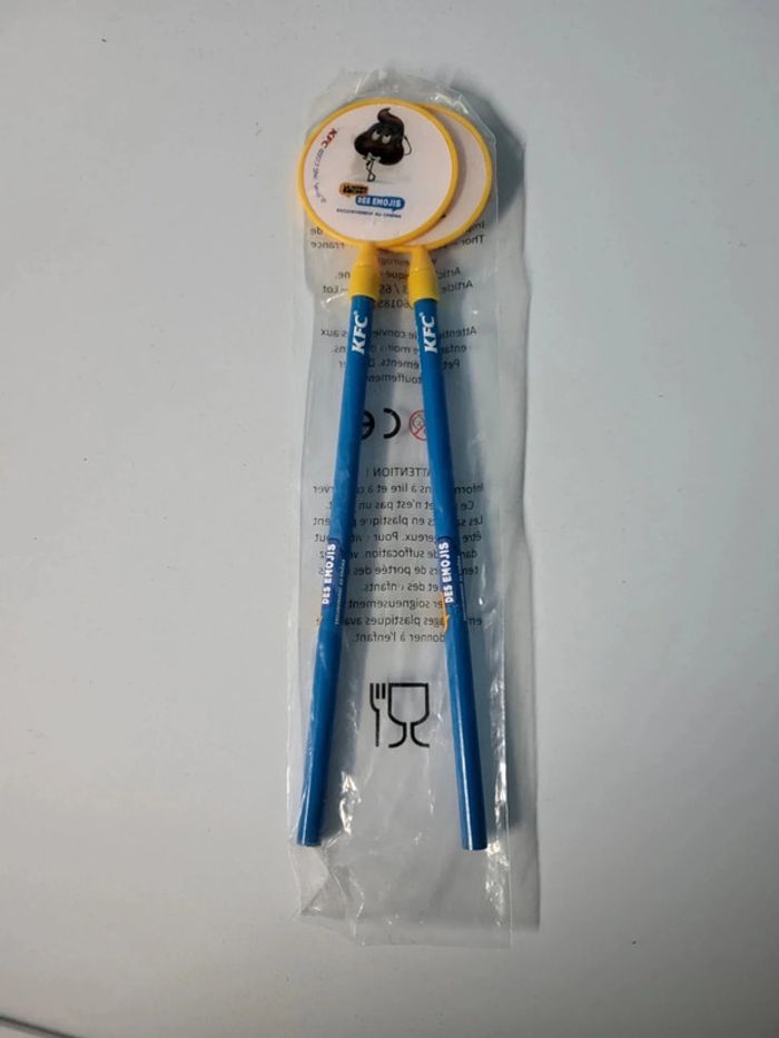 Lot de 2 crayons à papier Le monde secret des Emojis neuf