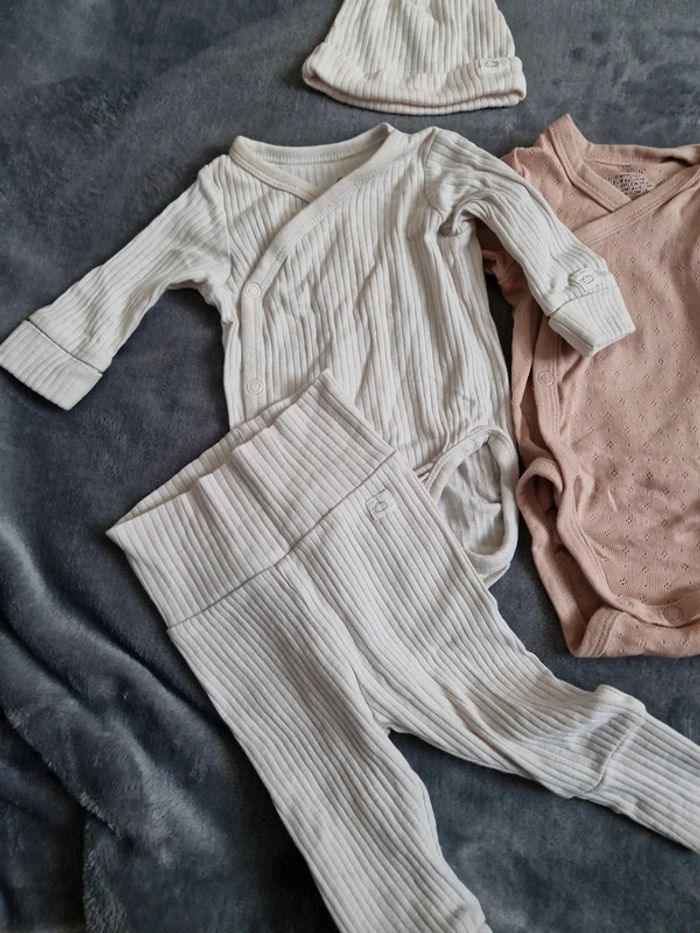 Lot 4 bodies 1-2mois 56cm très bon état H&M - photo numéro 10