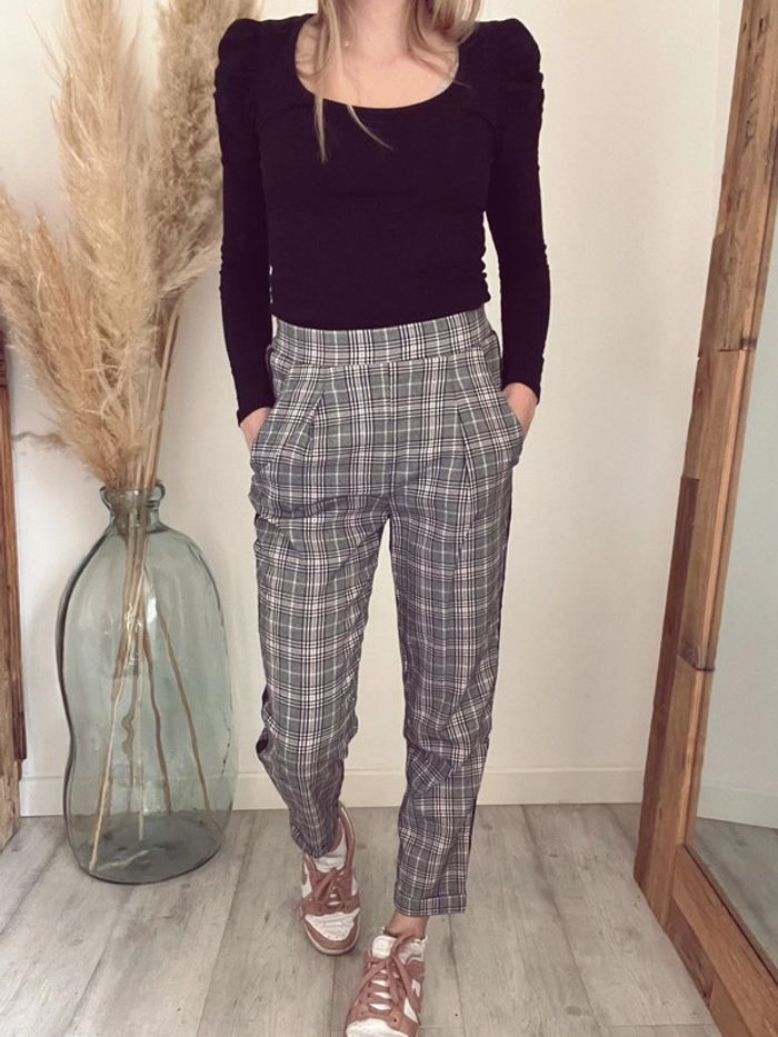 Magnifique pantalon à carreaux gris noir et rose strasdivarius xs - photo numéro 2