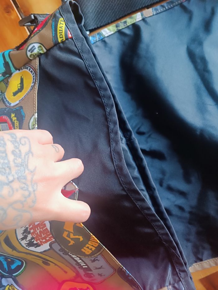 Sac Eastpak bandoulière zombie flesh eaters - photo numéro 3