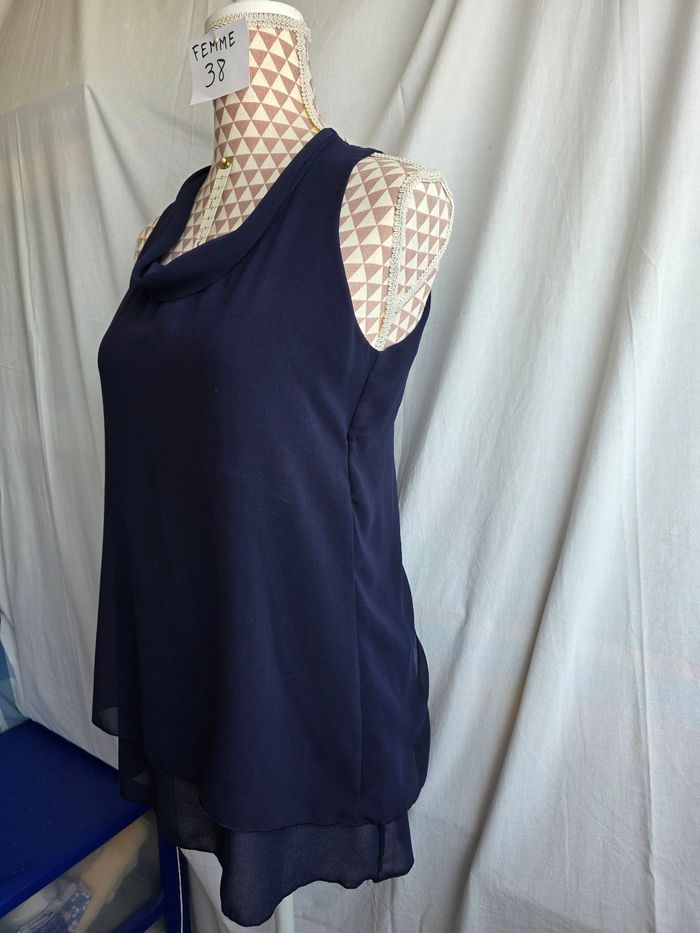Débardeur,marine, fluide, en polyester, en très très bon état, doublure plus longue, dos lacet,largeur d'épaule 27cm, largeur sous bras 44cm, longueur 66cm, marque DPM =5€ - photo numéro 2