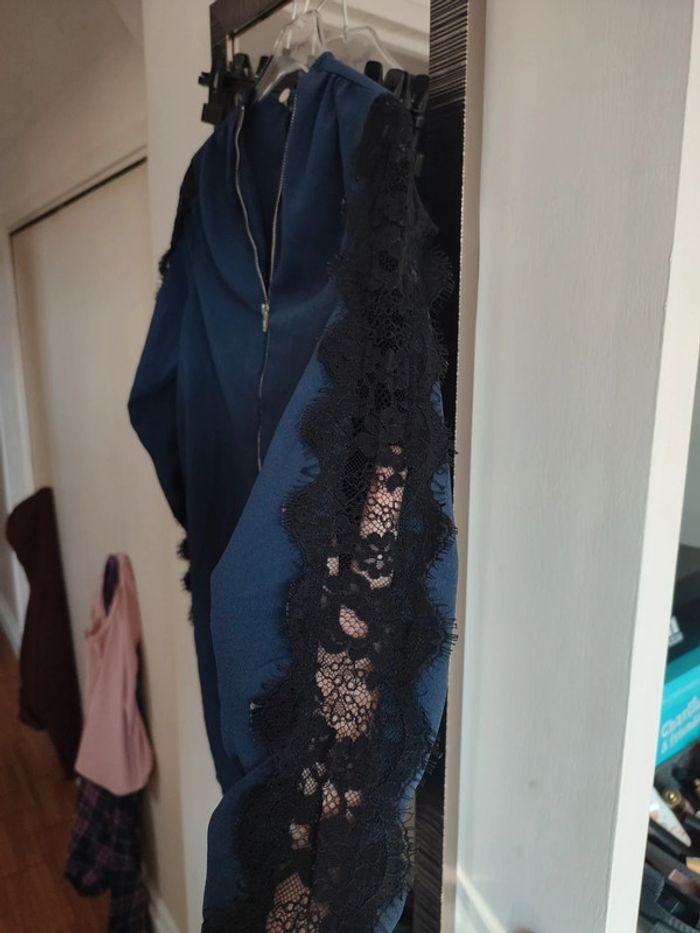 Blouse bleu marine dentelle noir et fermeture devant - photo numéro 2