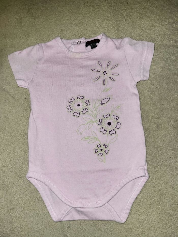 Lot Bodys 6-9 mois - photo numéro 2