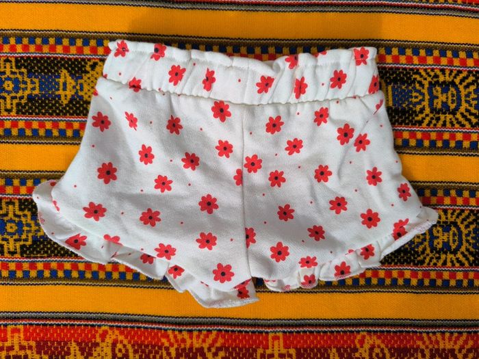 Short a fleurs rouges kiabi / blanc / taille 1 mois 54 cm - photo numéro 2
