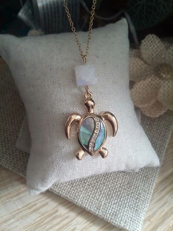 Collier tortue en ormeaux et pierre de lune à reflets bleutés