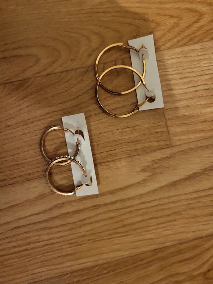 Lot de deux boucles d'oreilles
