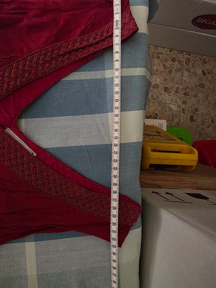 Robe,rose/bordeaux, en excellent état, en coton,encolure et partie basse en crochet, largeur d'épaule 33cm, largeur sous bras 44cm, longueur 118cm,marque Bleu Bonheur =8€Robe,rose/bordeaux, en excellent état, en coton,encolure et partie bas - photo numéro 7