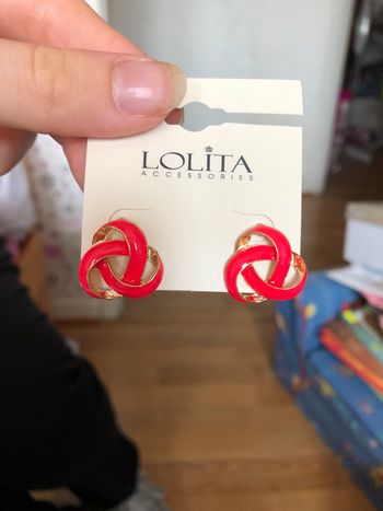 Magnifiques boucles d’oreilles roses et dorées.