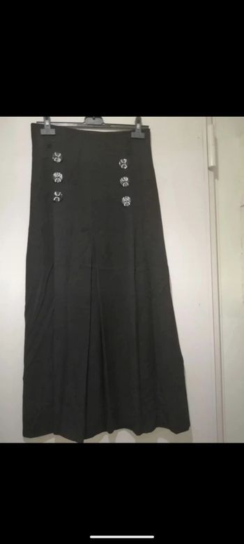 Belle jupe longue noire à larges plis. Taille 40