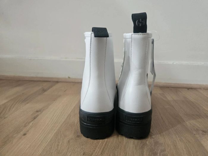 Bottines Superga blanches neuves jamais portées dans leur boîte d'origine taille 37 - photo numéro 7