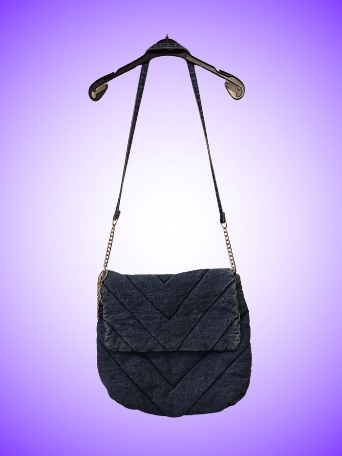 Sac Bandoulière Calliope – Jean Délavé Matelassé Noir/Gris – Chaîne Dorée – Charms Paris – 35 x 15 x 30 cm – Bon État