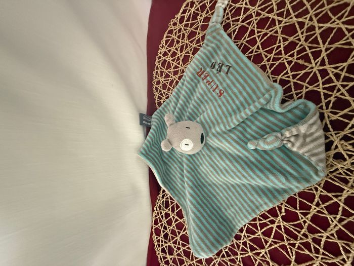 Doudou plat chien gris bleu rayé Super Léo ORCHESTRA PREMAMAN