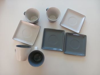 Tasses et soucoupes bicolores