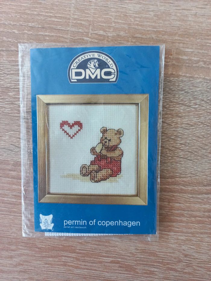 Petit point de croix le motif un nounours avec un coeur
