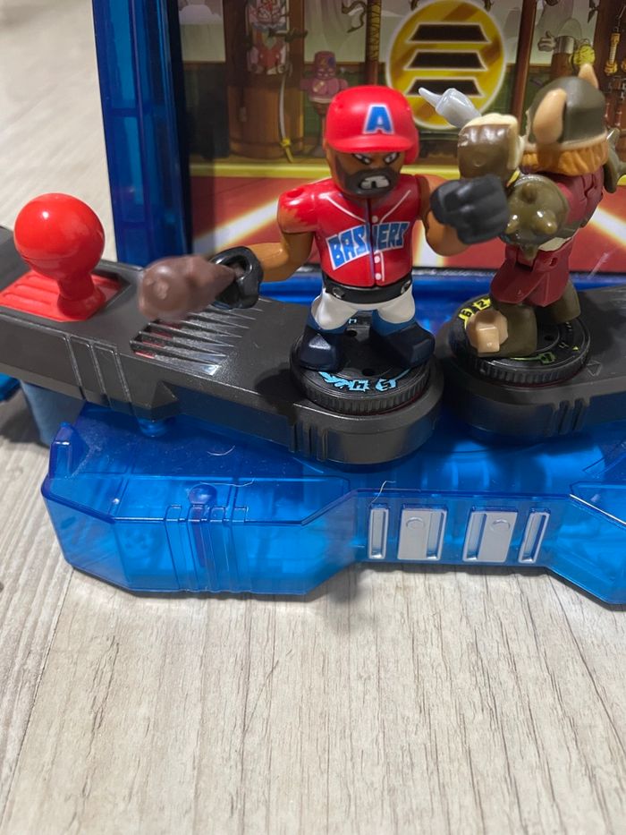 Arène et 4 figurines Akedo - photo numéro 2