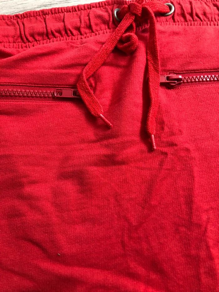 Petite jupe rouge - photo numéro 3