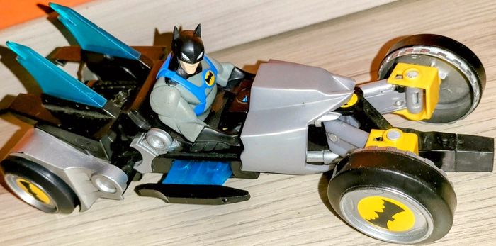 Voiture véhicule Batman batmoto avec figurine Batman Bruce Wayne Warner Bros DC Comics