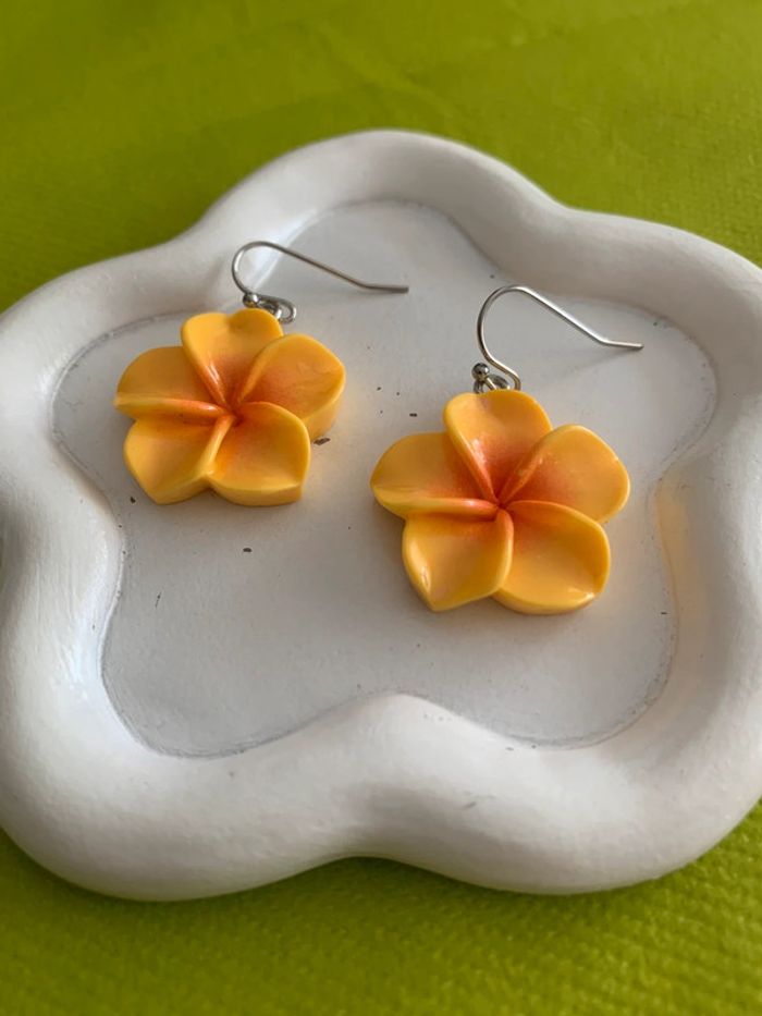 Boucles d’oreilles fleur d’hibiscus jaune en résine - photo numéro 4