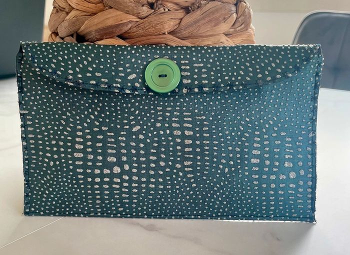 Jolie pochette similicuir vert avec reliefs neuve sac lunettes maquillage etc - photo numéro 3