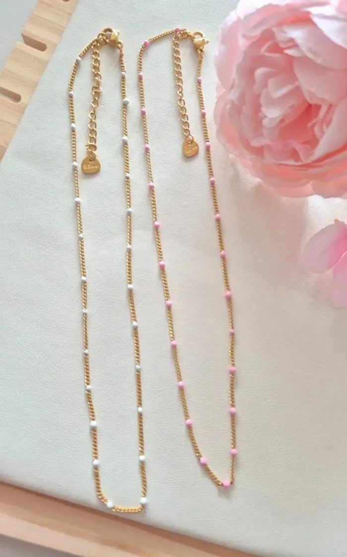 Lot de 2 colliers dorée style GIGI 🌸 perles fines : 1 rose + 1 blanc - photo numéro 4
